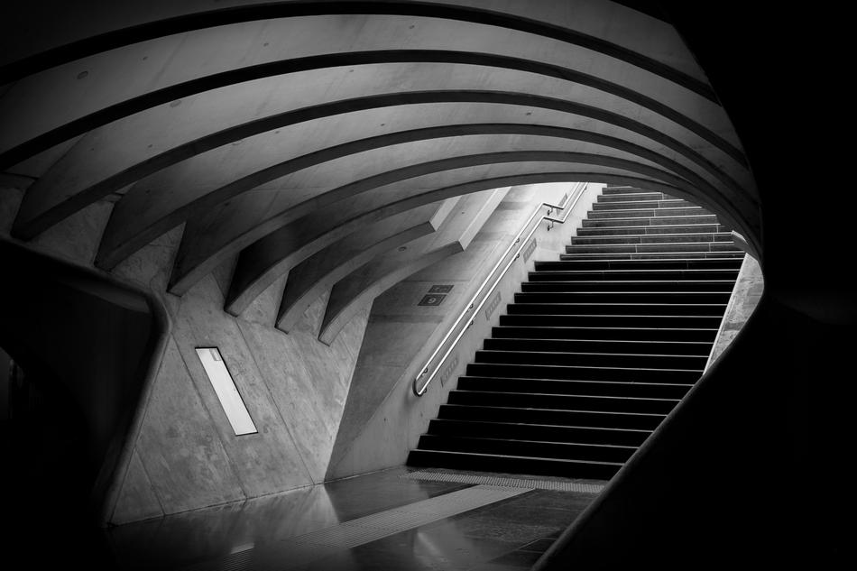 Black and white photo with the arches and stairs in the tunnel