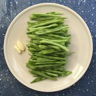 green beans and garlic