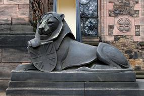 Lion England statue