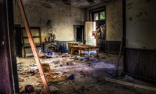 picture of dirty abandoned living room