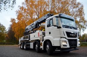 white truck with concrete pump