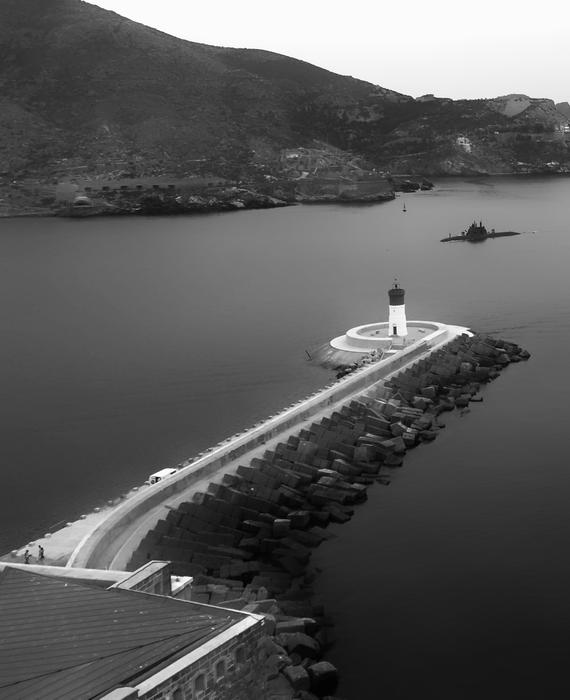 the road leading to the lighthouse