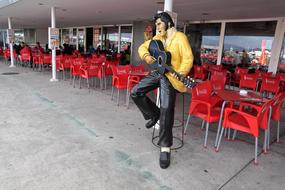 Elvis Bar statue