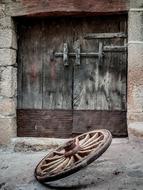 the wheel at the old door