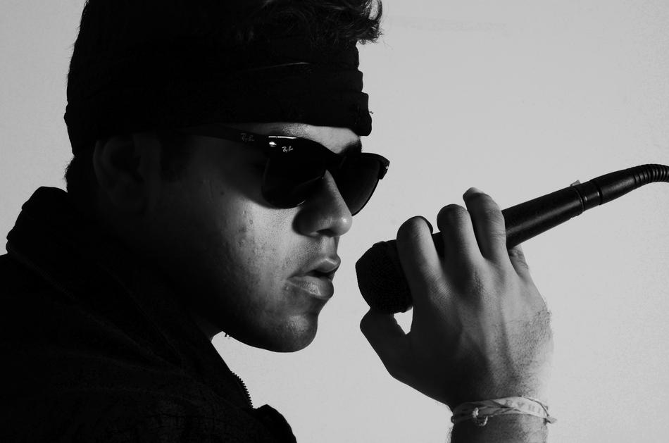 Black and white portrait of Cazuza, with the microphone