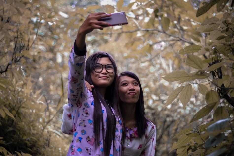 absolutely beautiful Girl Selfi Leaf