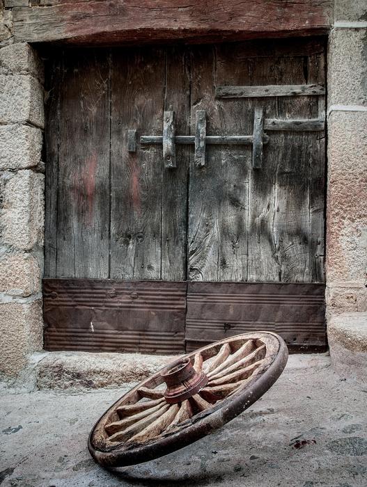 the wheel at the old door