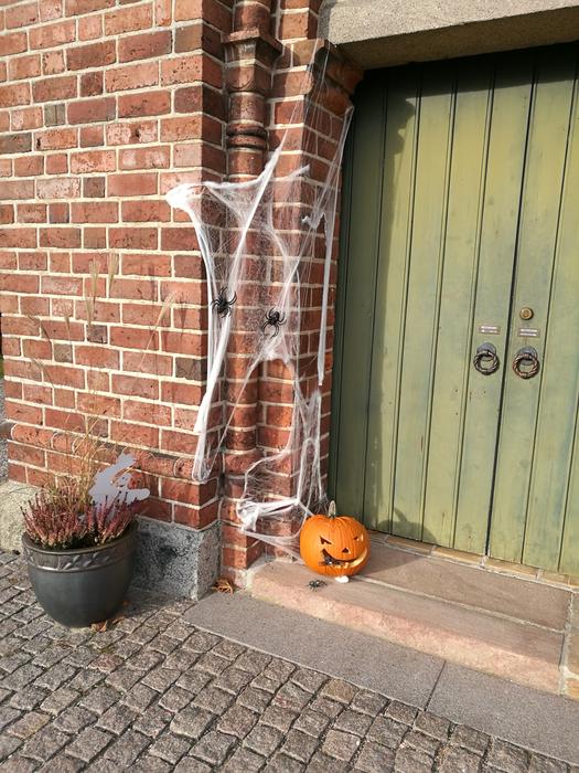 Halloween decorations at the entrance