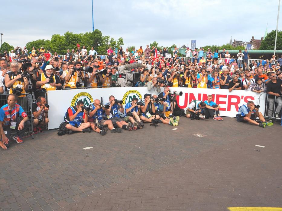 Press Photograhs Finish Ek-Half