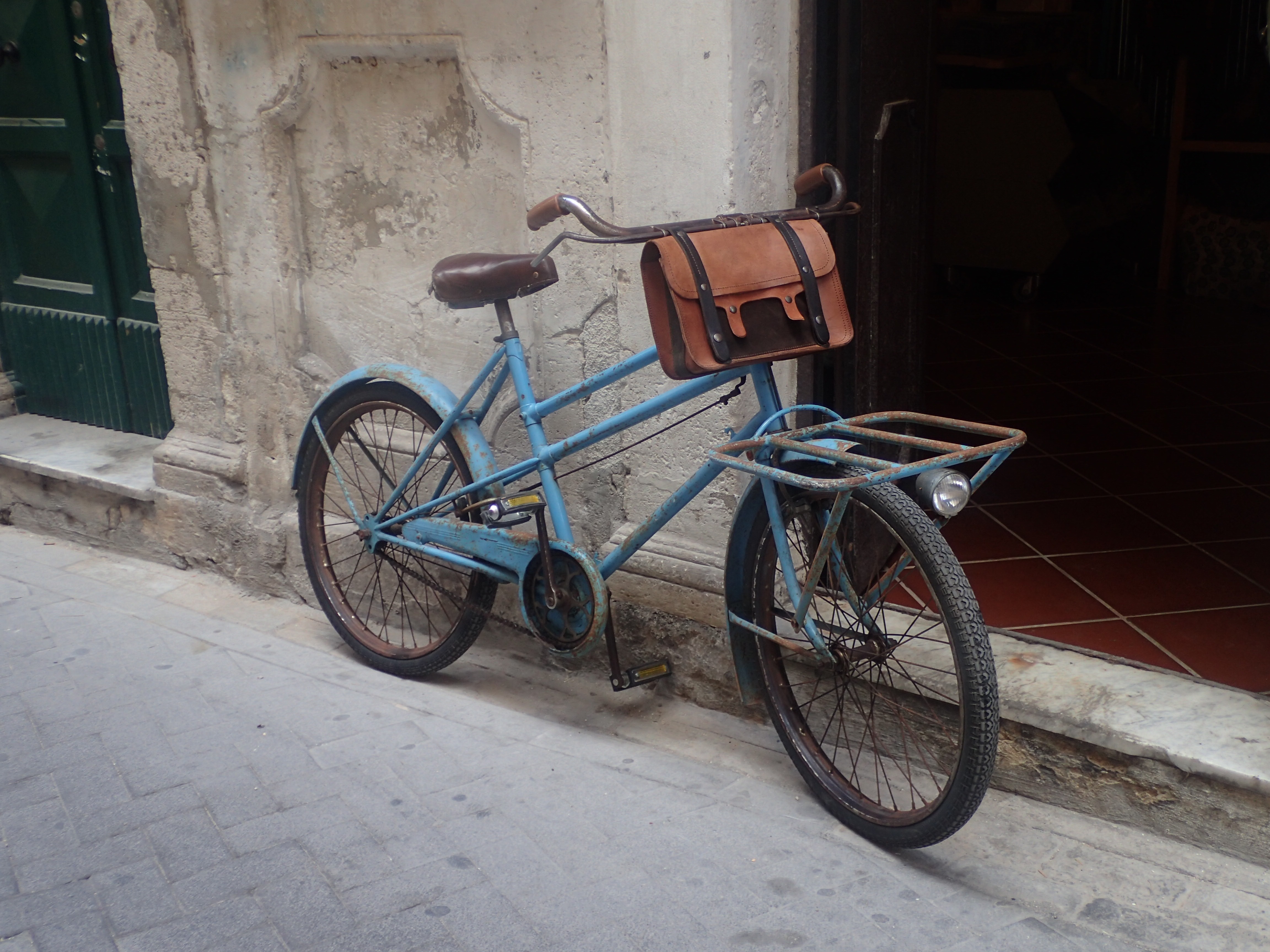 Велосипед для деревни. Деревенский велосипед. Старый велосипед. Диревенски́ валисипет. Старый трехколесный велосипед.