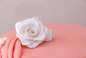 white rose cake decoration