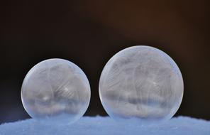 Frozen soap bubbles with a pattern