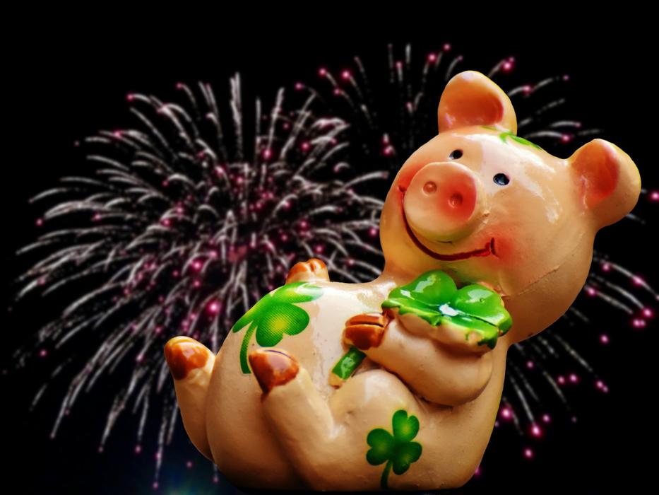 lucky pig figurine with clover