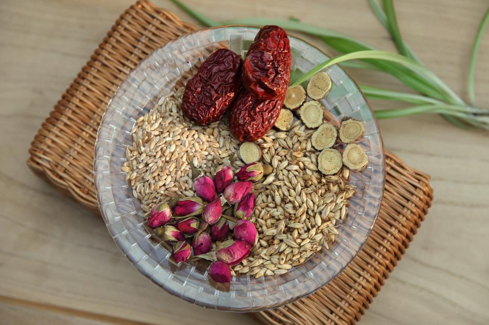 dried grits with flower petals