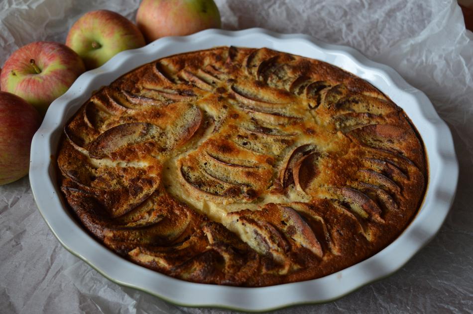 Hot homemade apple pie in a bowl