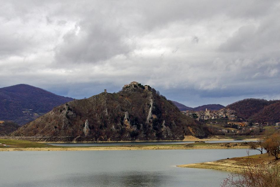 Tora Castel Di Lake Turano landscape