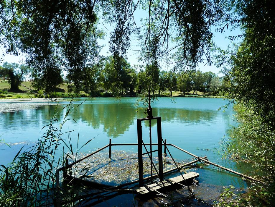 Lake Vallabrègues Water