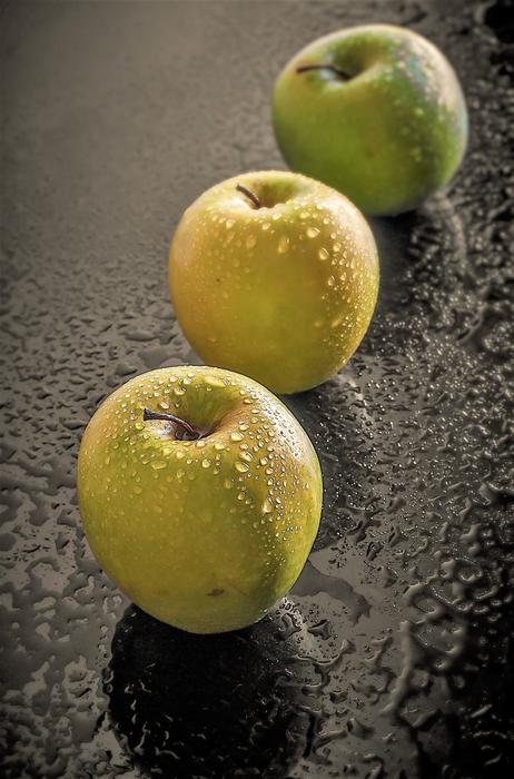 delicious apples in water droplets