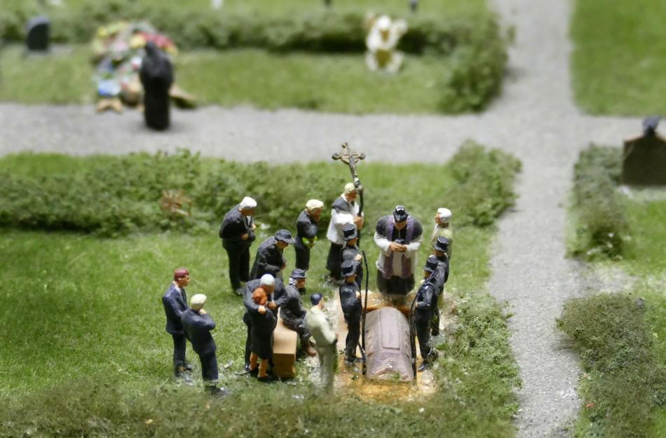 Model Funeral Mini
