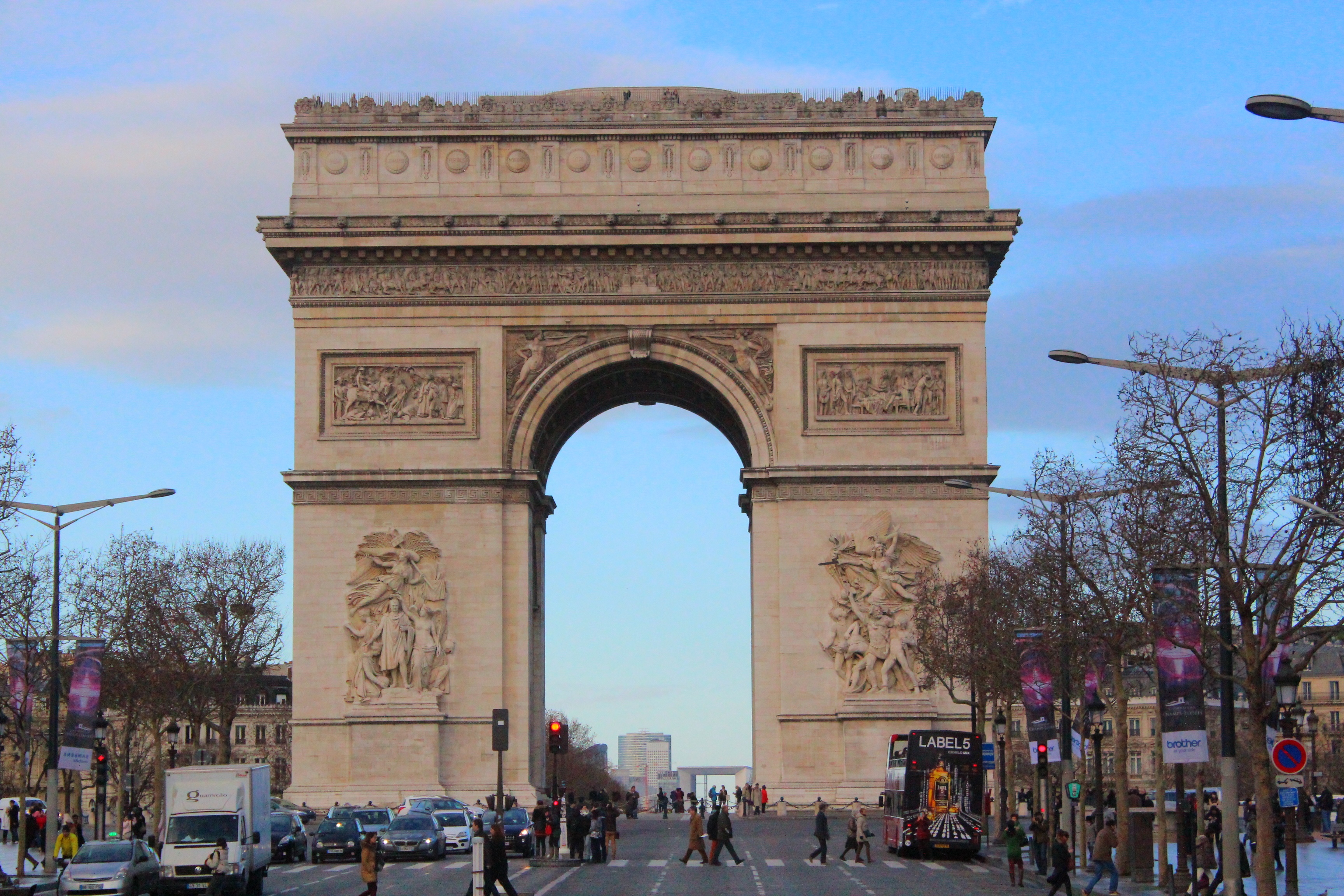 Триумфальная арка на площади Шарля де Голля