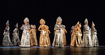 Russia national costumes on stage