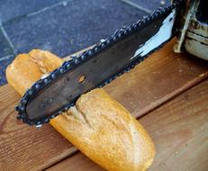 saw that cuts the loaf