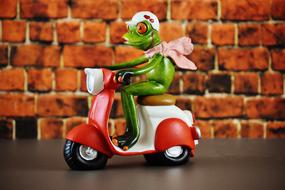 Vespa Roller Frog figure