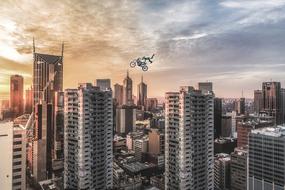 jump motorcycle cross gratte ciel