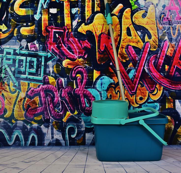 Graffiti Putz Bucket Cleaning