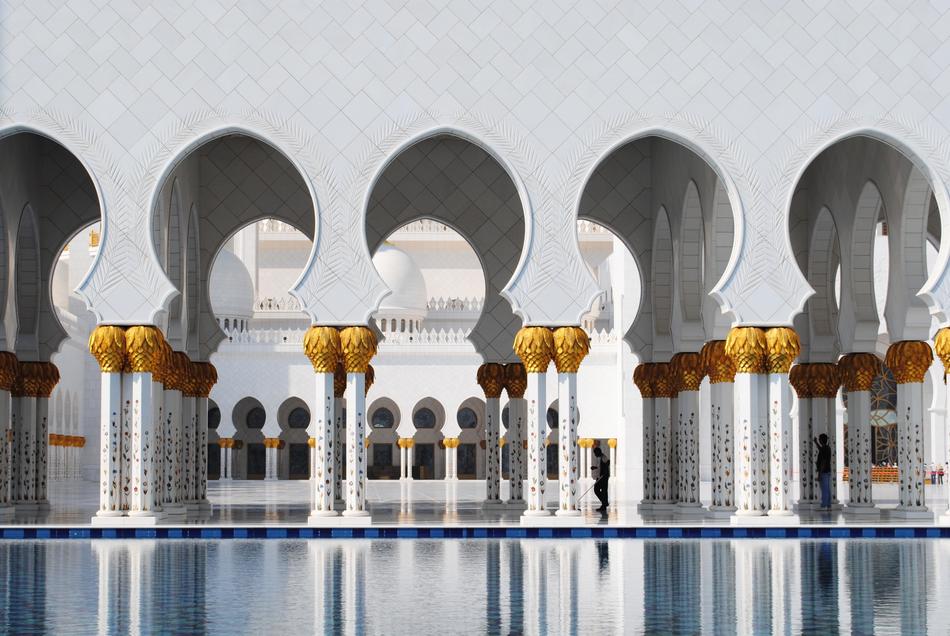the arch of the mosque in Abu Dhabi