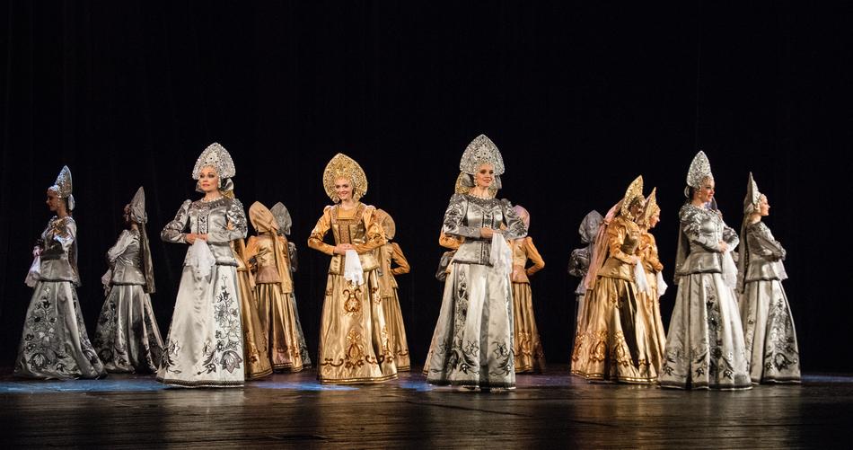 Russia national costumes on stage