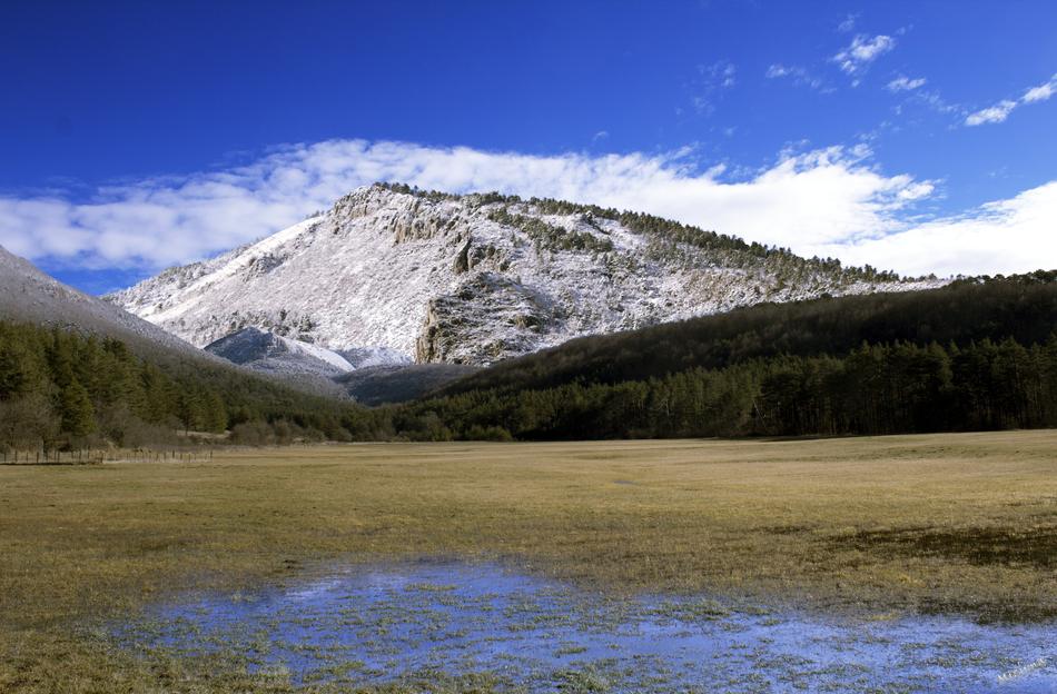 Landscape of wintry Mountain Lake