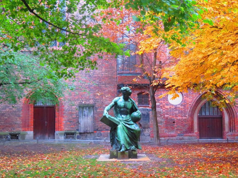 Berlin Statue Nikolaiviertel