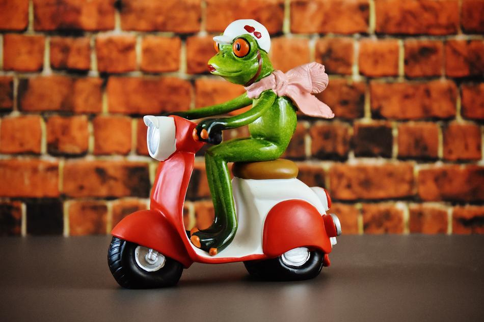 Vespa Roller Frog figure