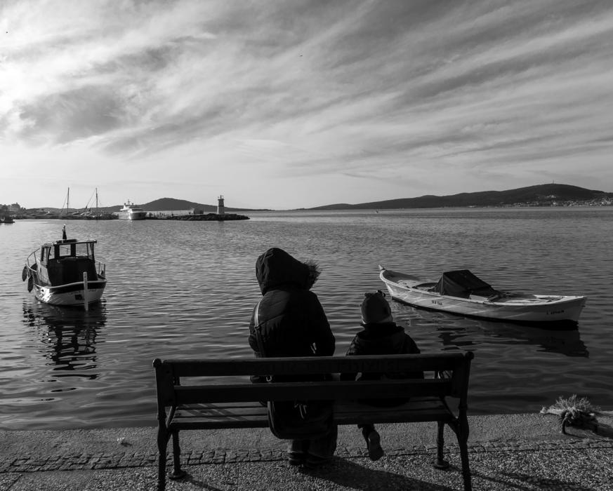 Mom And sun jn bench sea black and white