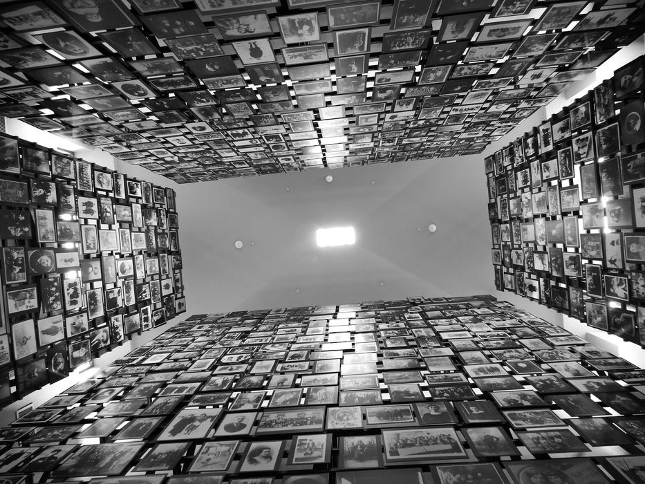 monochrome photo of tower of faces in usa, Washington