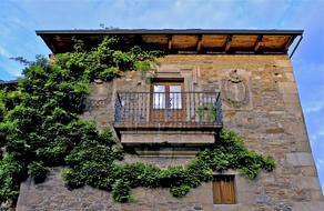 picture of ivied old stone house in Ponferrada, Spain