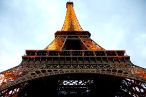 evening photo of the Eiffel tower design