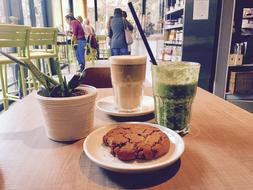 Cold drinks with cookies