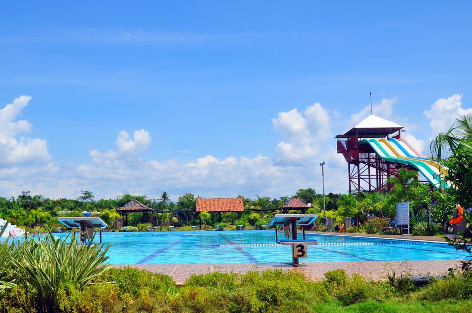 Tour The Swimming Pool Central