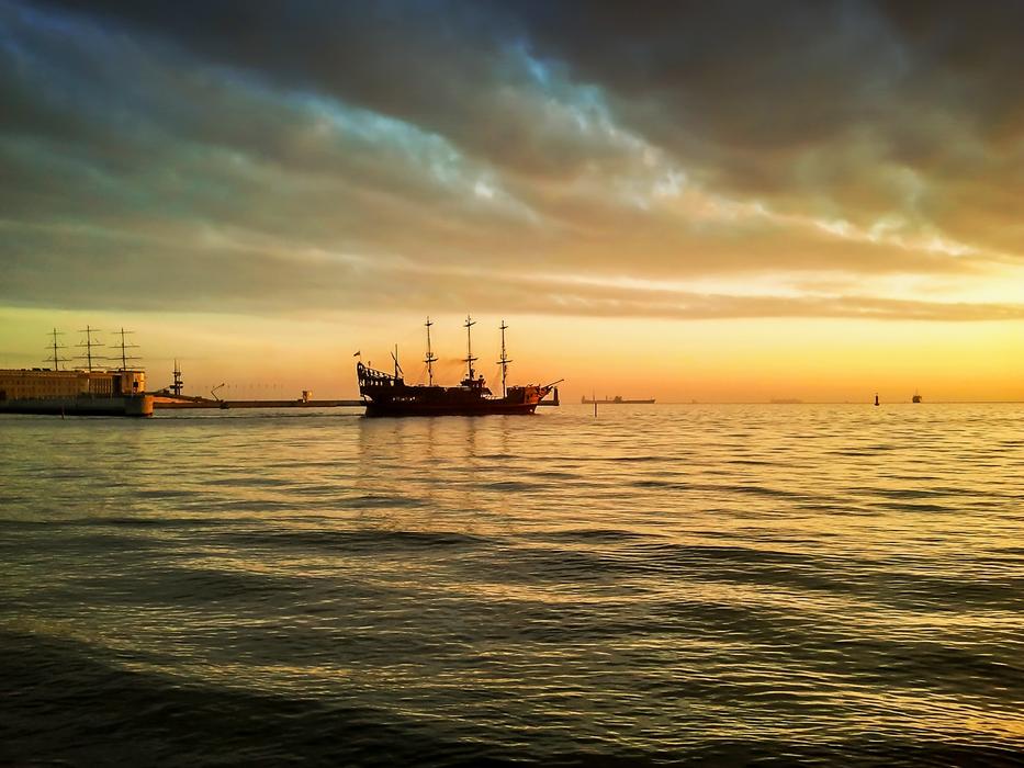 Sea Ship Pirates