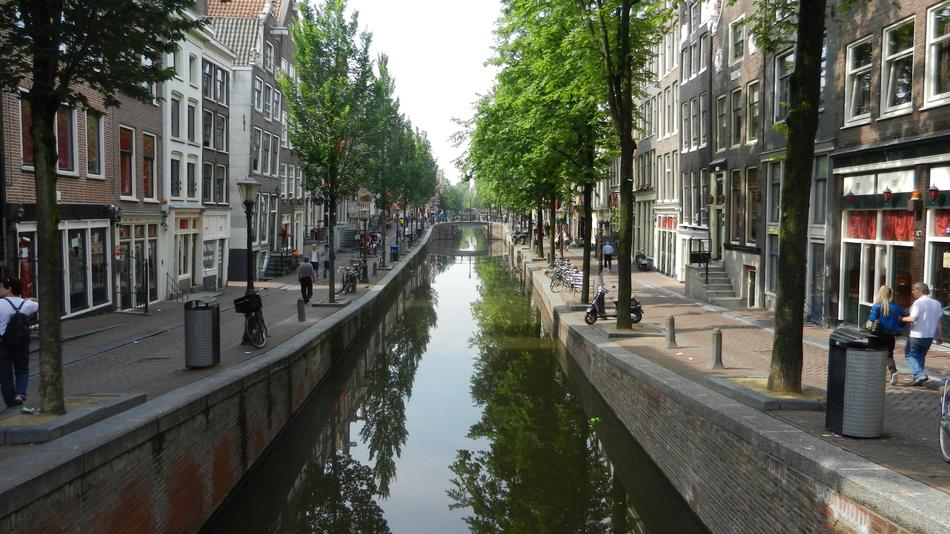 houses on the bank of the canal