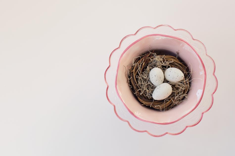 white eggs in a plate with hay
