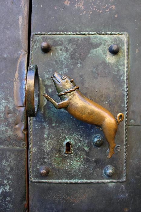 door handle in the form of a dog