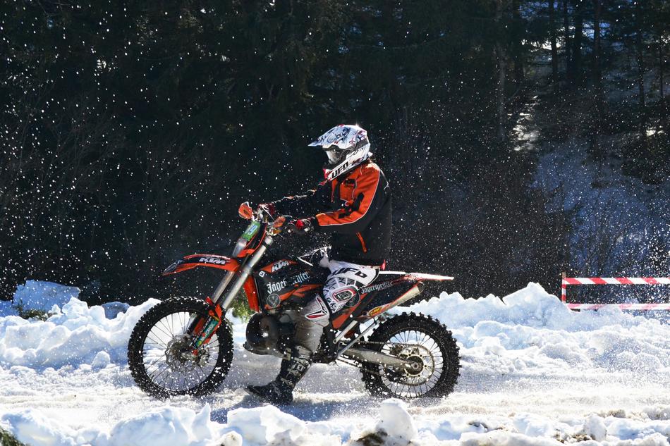 moto sport in the snow
