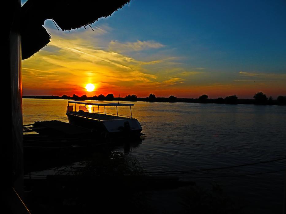 a sunny sunset with the sun in the sea