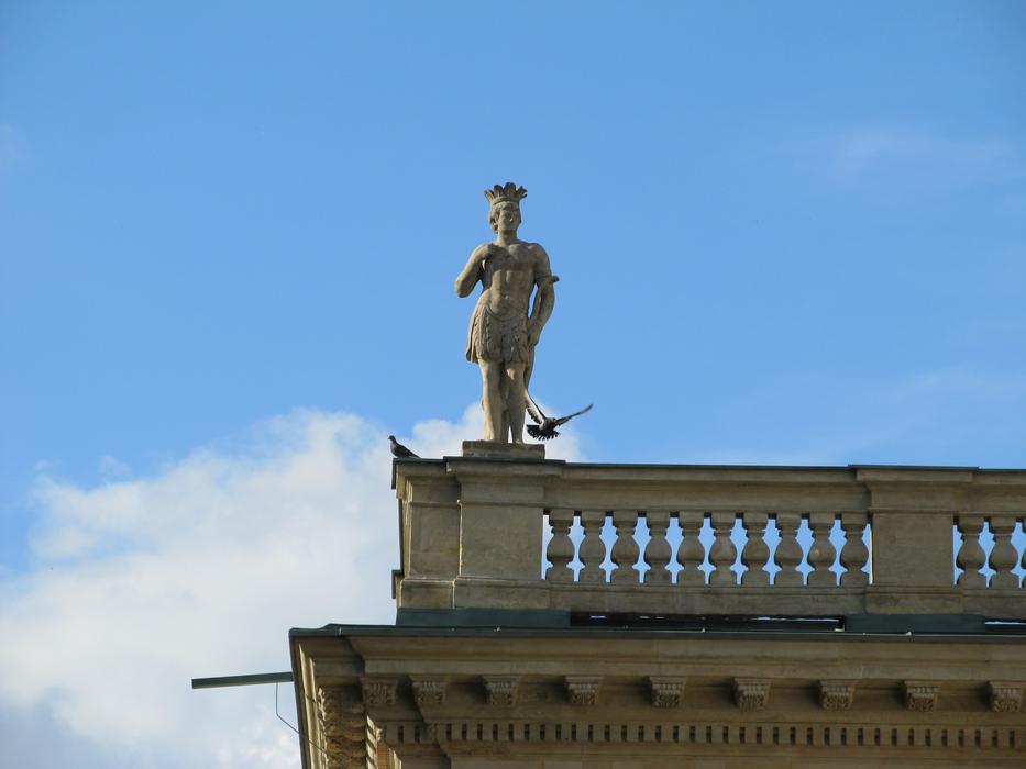photo of the sculpture on the roof of the palace
