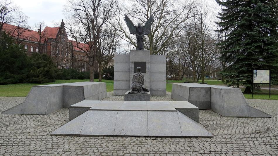 Monument To Katyn