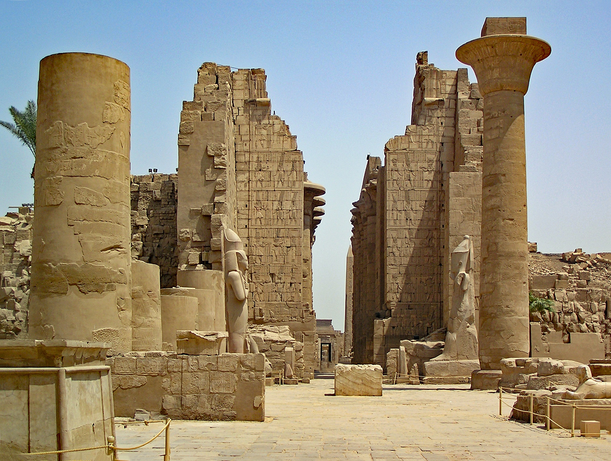Храм в Карнаке в древнем Египте
