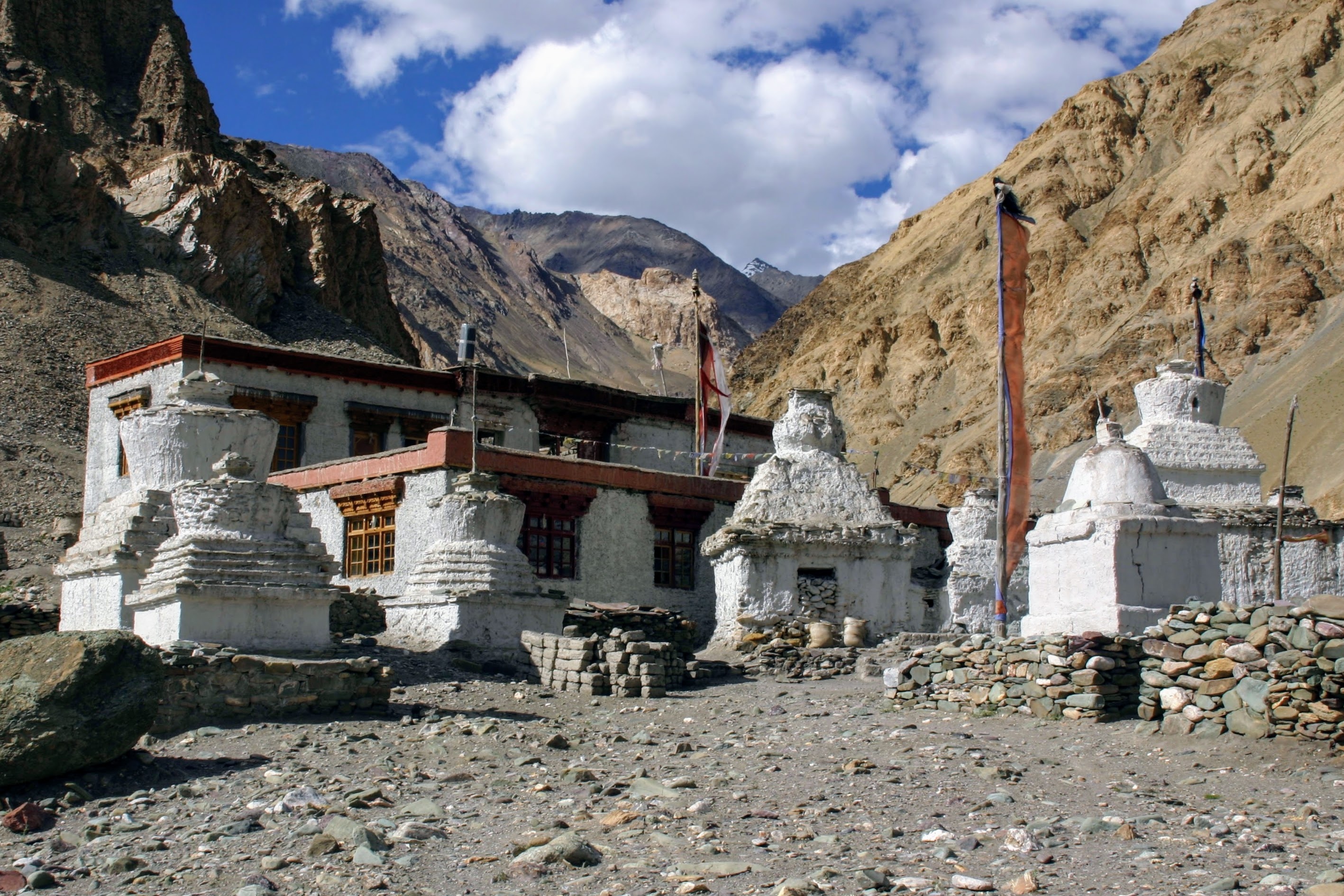 Монастырь в горах Гималаи Ладакх